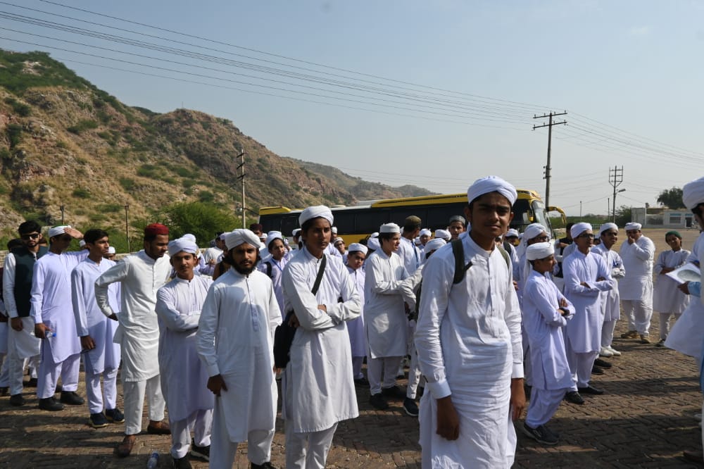 Dar-ul-Madinah College students visit Kallar Kahar and Salt Mines Khewra