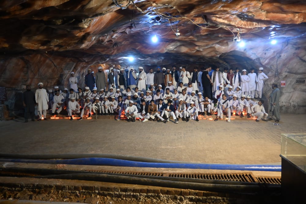 Dar-ul-Madinah College students visit Kallar Kahar and Salt Mines Khewra