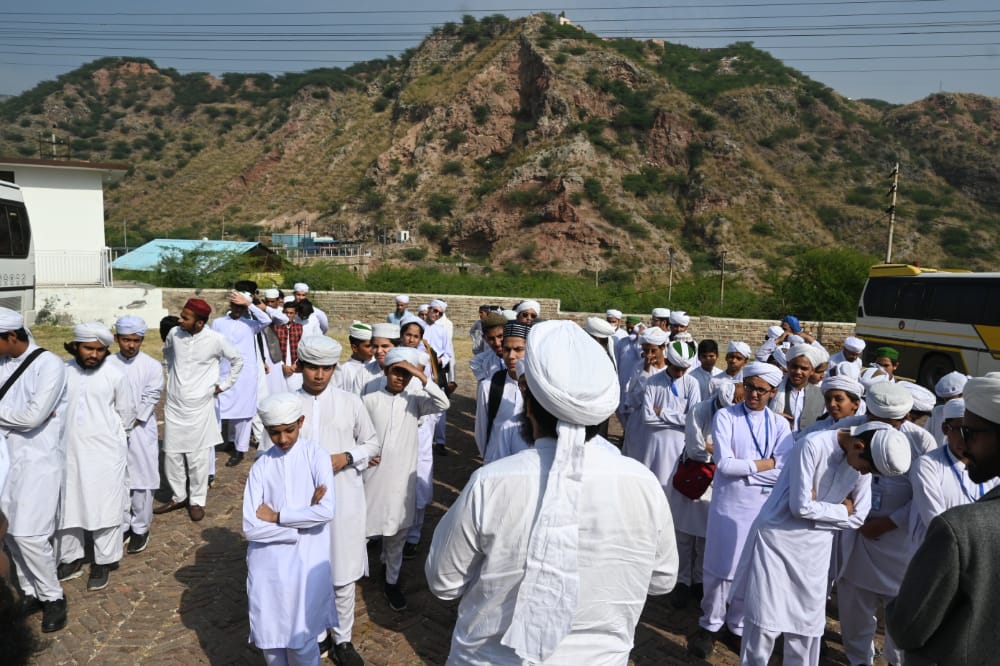 Dar-ul-Madinah College students visit Kallar Kahar and Salt Mines Khewra